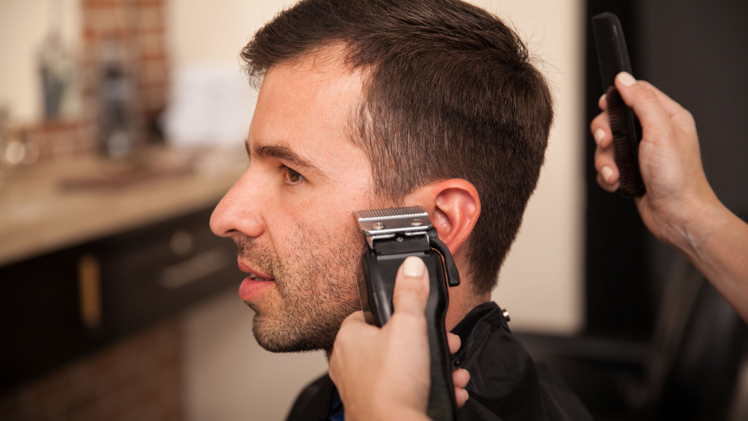 man getting Sideburns trimmed