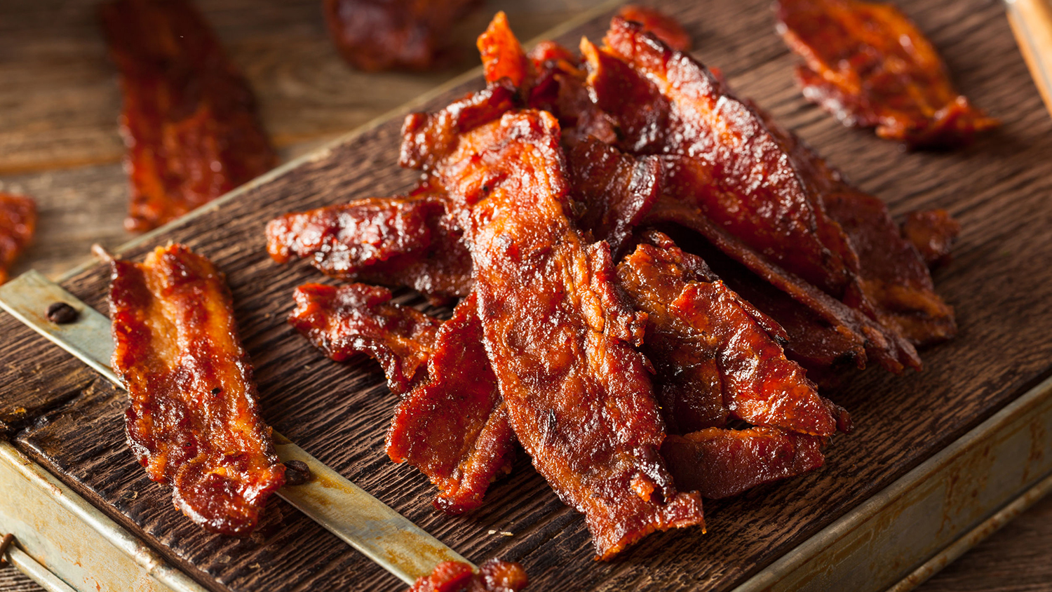 https://www.themanual.com/wp-content/uploads/sites/9/2017/10/bacon-jerky.jpg?fit=1500%2C844&p=1