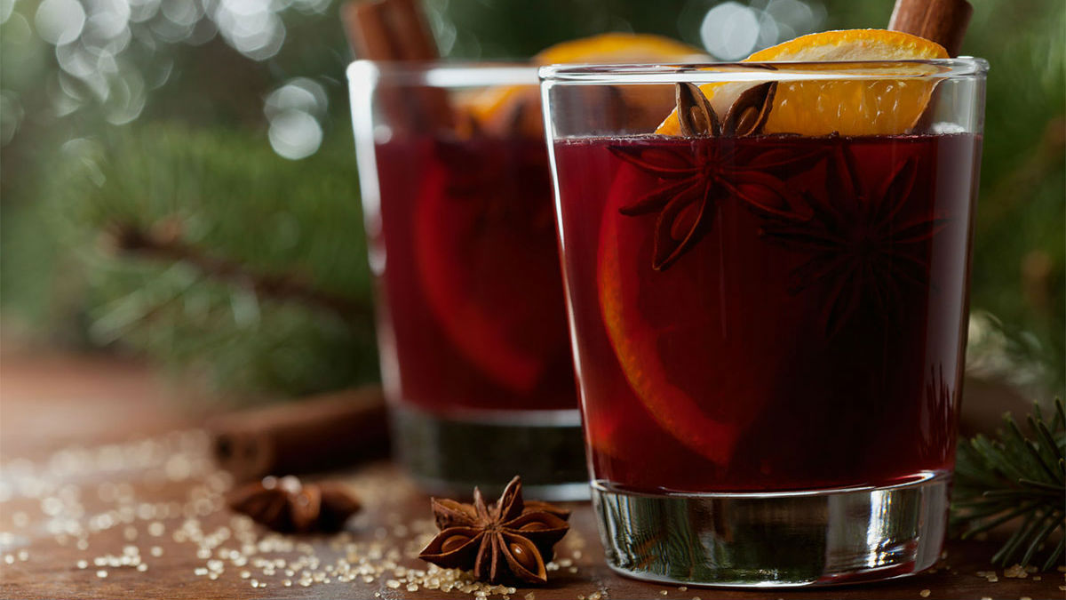 https://www.themanual.com/wp-content/uploads/sites/9/2017/12/gluhwein-german-mulled-wine-recipe-1.jpg?fit=800%2C449&p=1