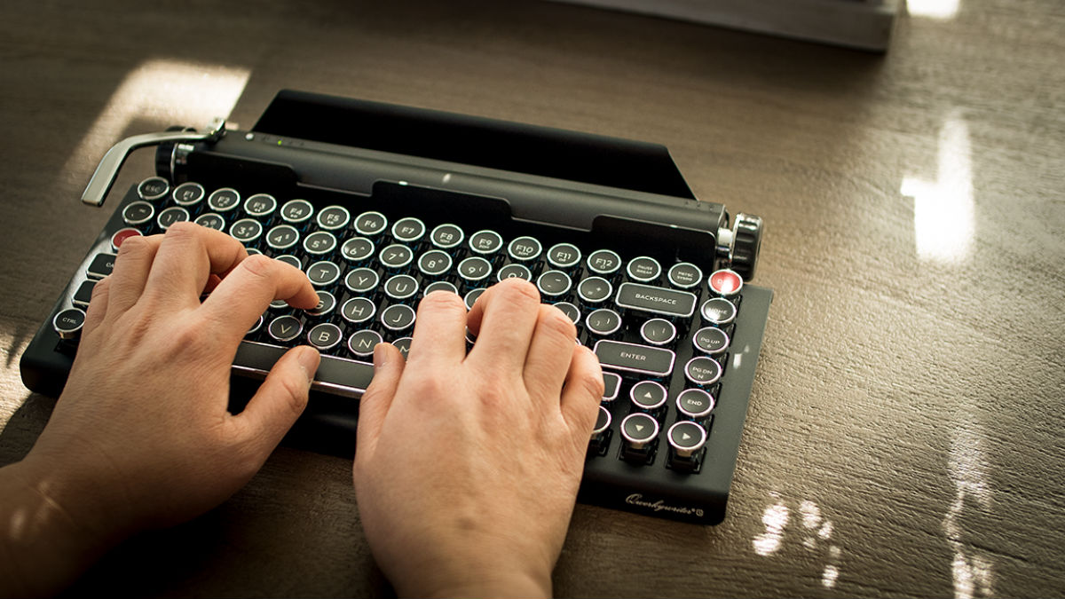 This Dashing Typewriter Can Compose Digital Works - The Manual