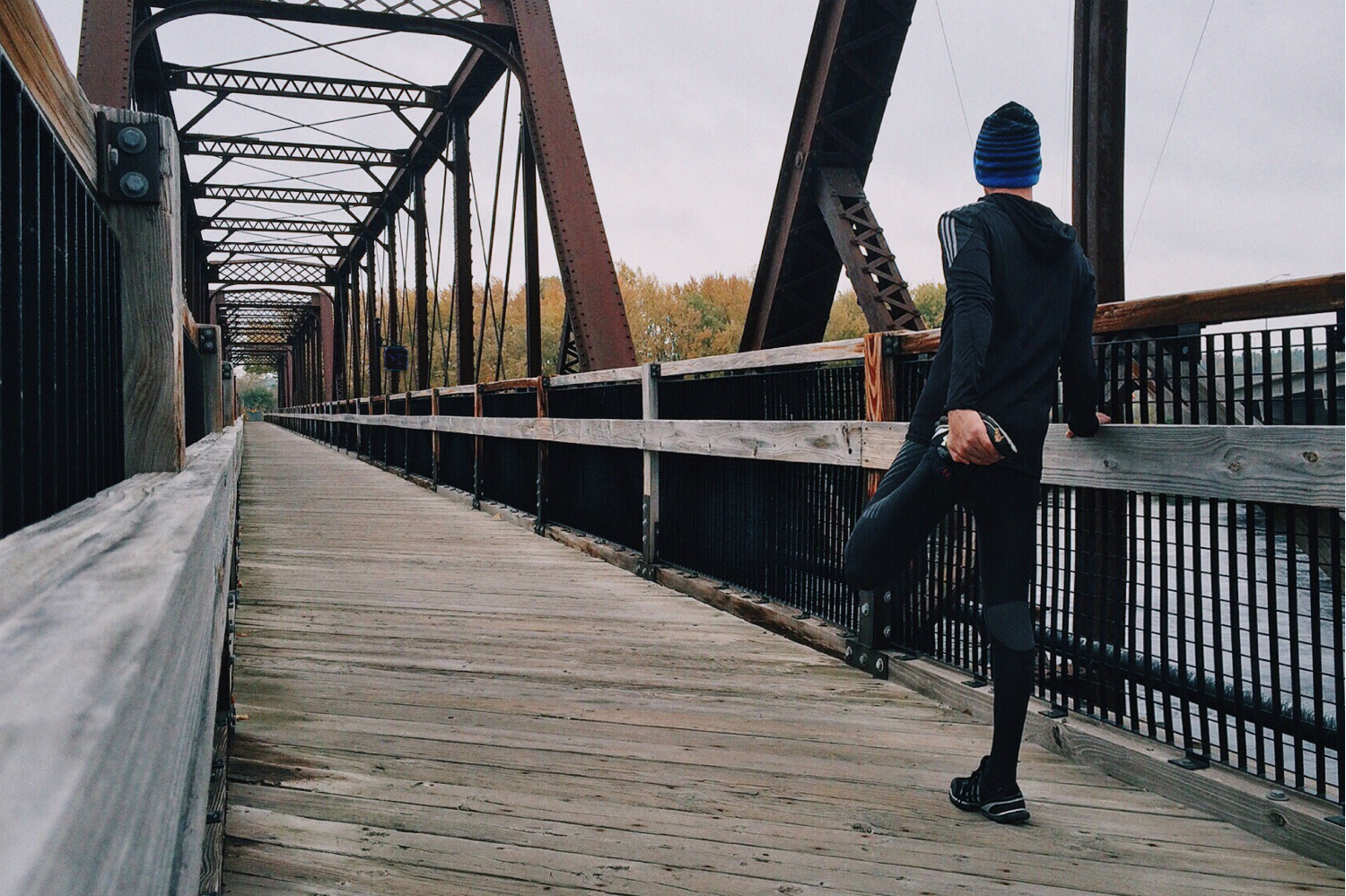 https://www.themanual.com/wp-content/uploads/sites/9/2018/10/fall-workout-clothes-featured-image-man-running-on-steel-bridge.jpg?fit=800%2C800&p=1