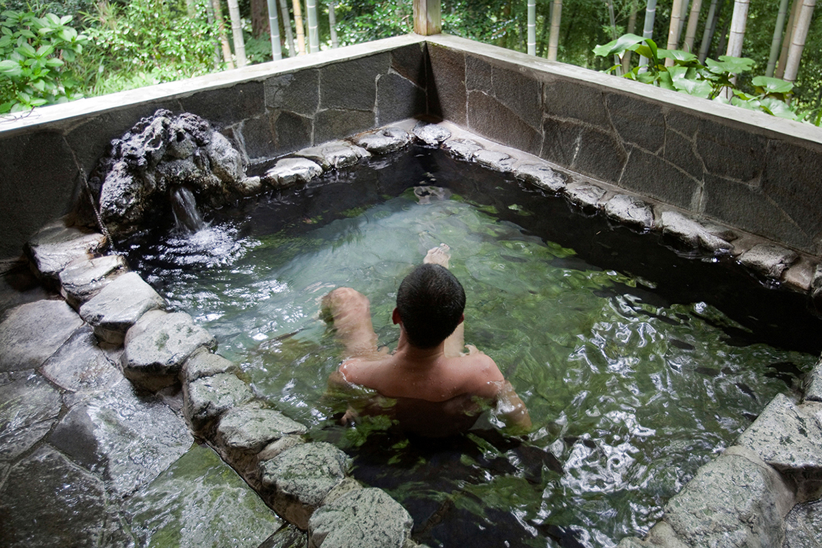 How hot are baths in Japan?