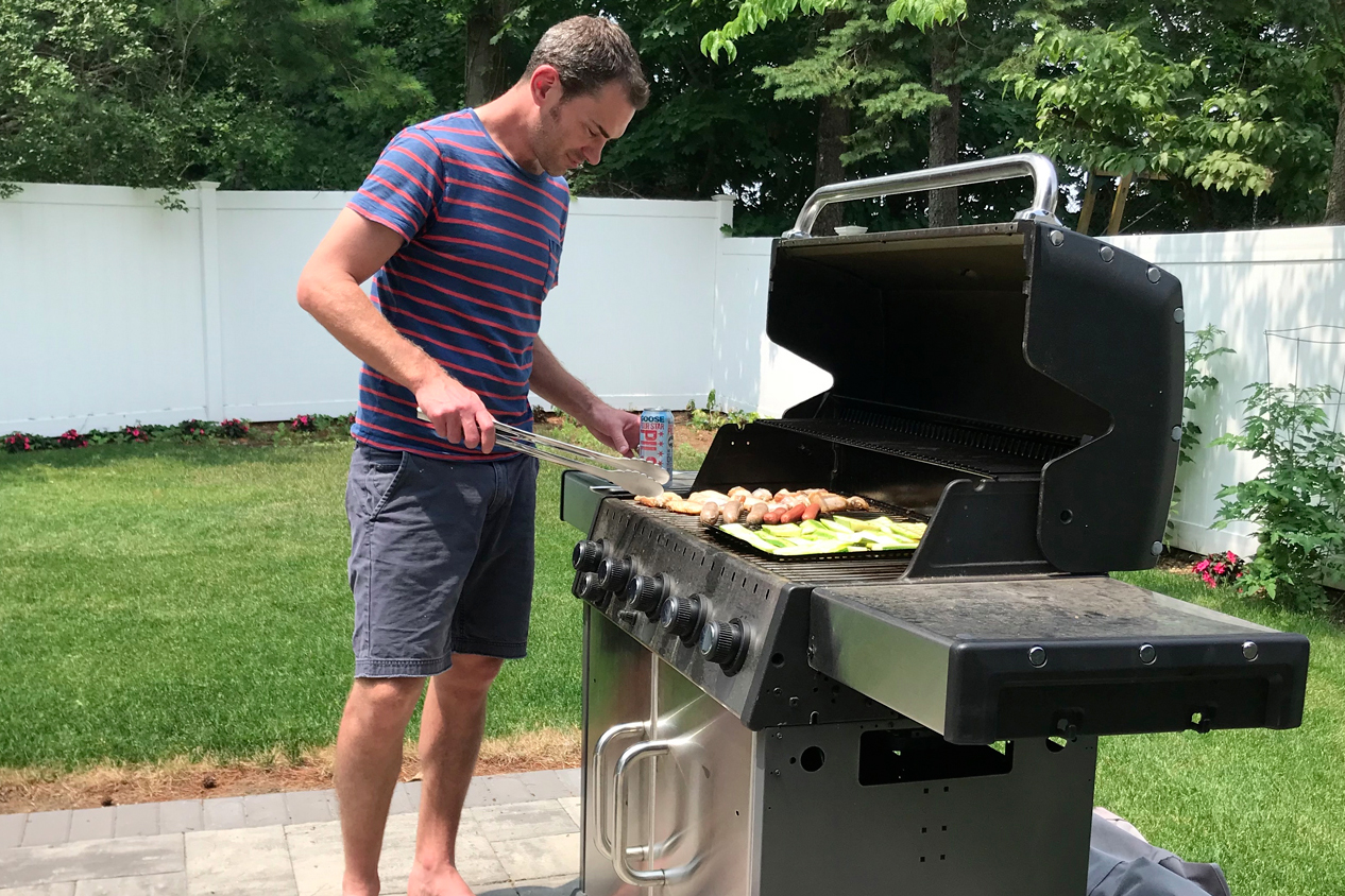 https://www.themanual.com/wp-content/uploads/sites/9/2019/05/grilling-safety-tips-v2.jpg?fit=800%2C800&p=1