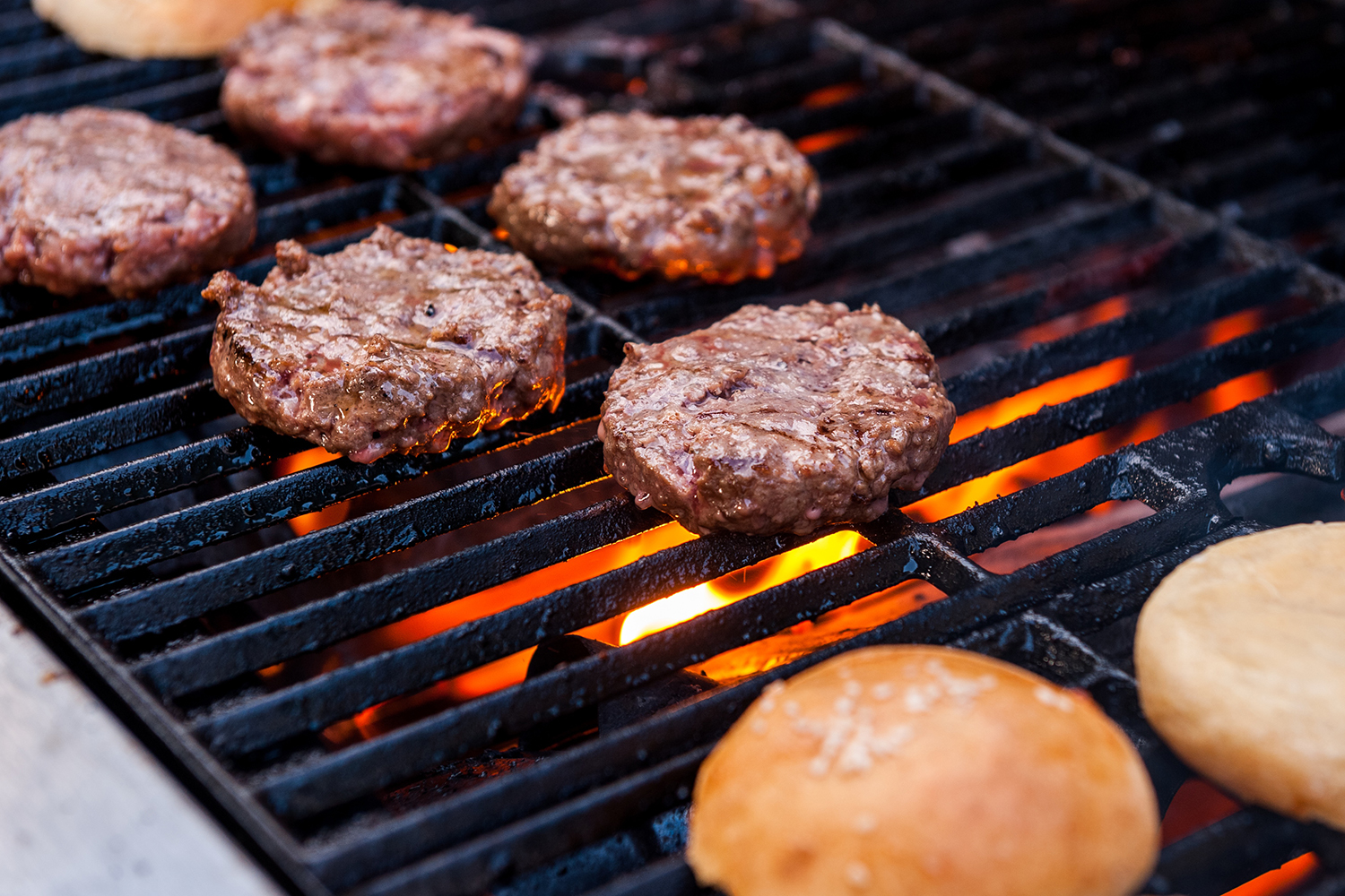 https://www.themanual.com/wp-content/uploads/sites/9/2019/07/how-to-grill-a-burger-barbecue.jpg?p=1
