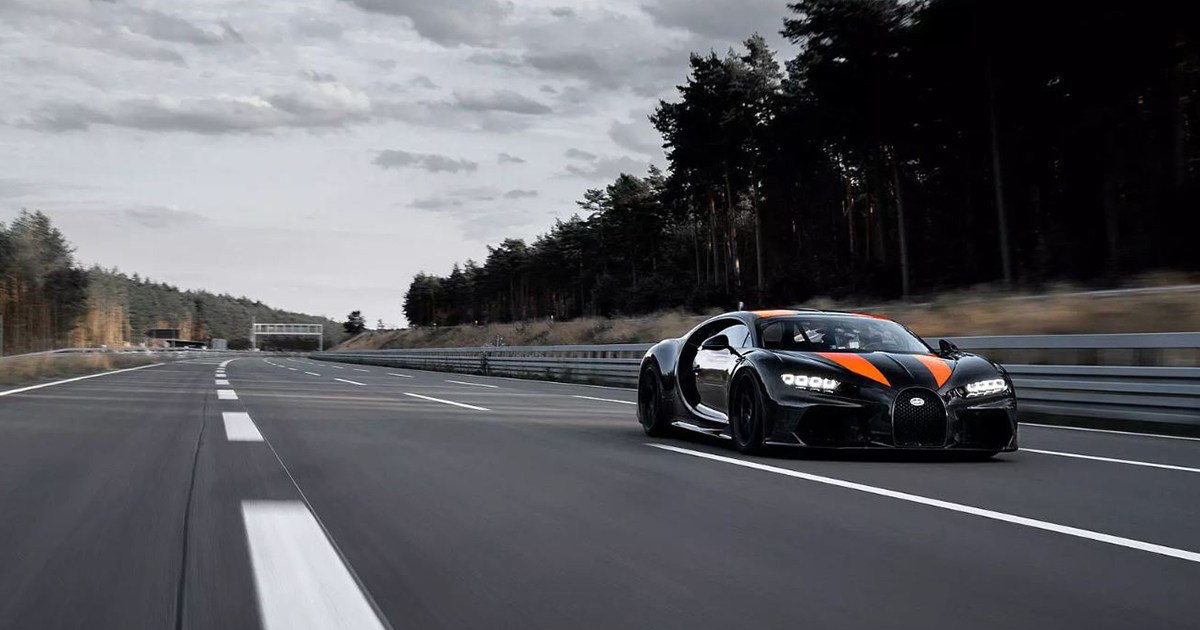 Watch This Bugatti Chiron Shatter a World Speed Record at More Than 300 MPH  - The Manual