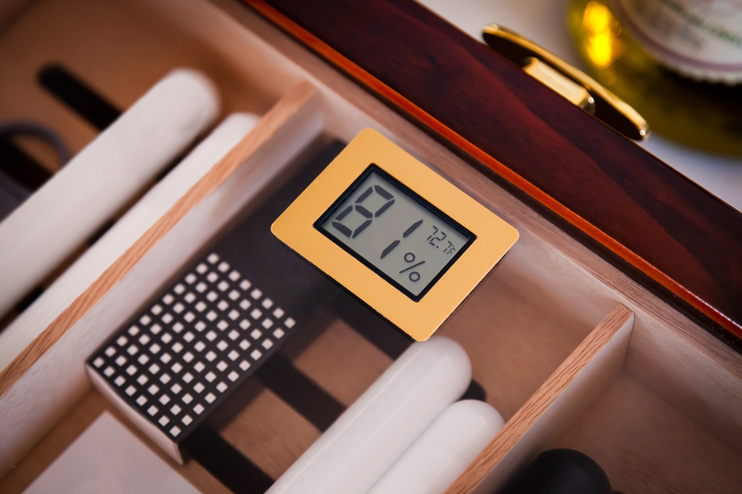 Cigar humidor gauge that shows percentage and temperature