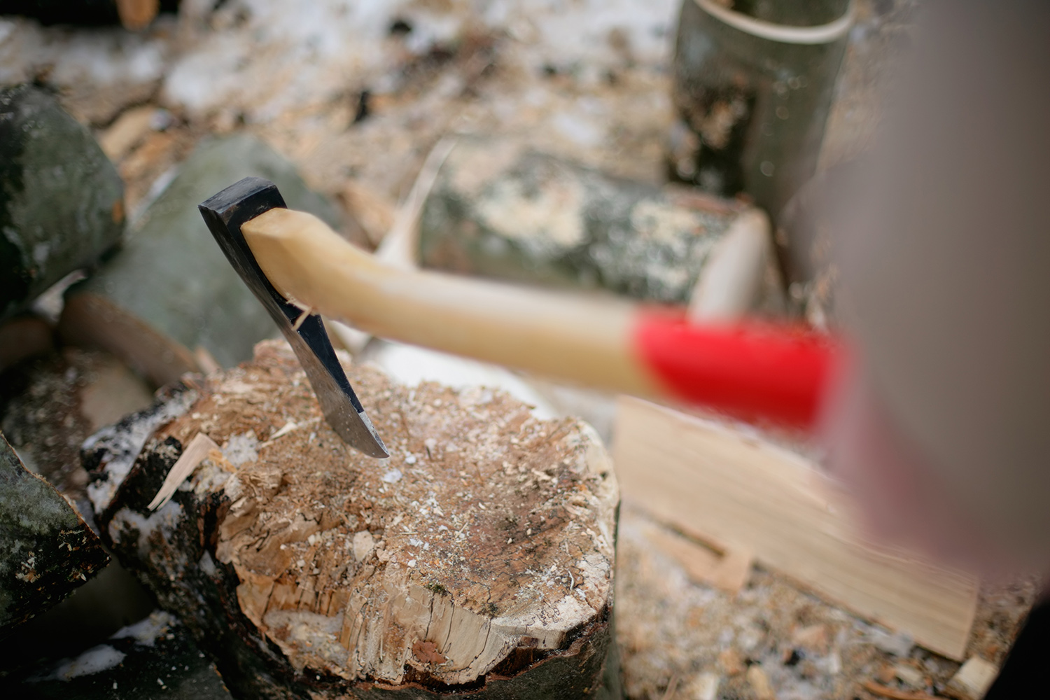 How to split firewood (with or without an axe) - The Manual
