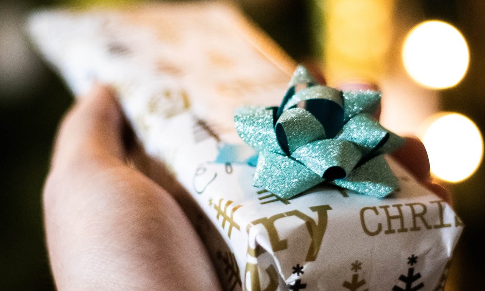 Gift present wrapping bow