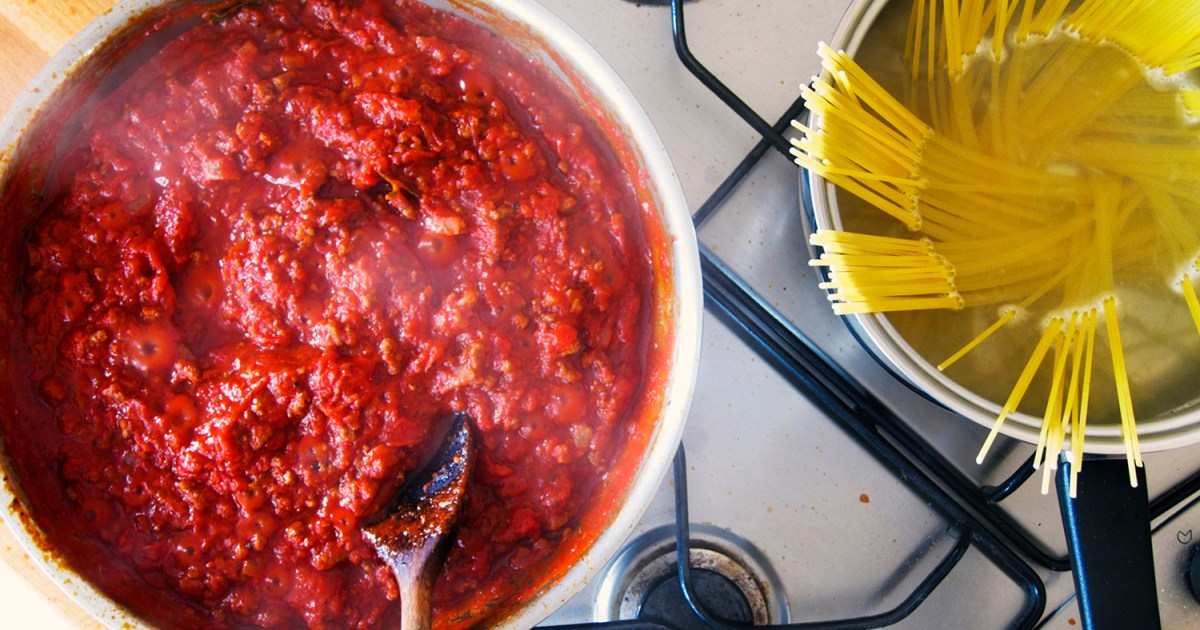 https://www.themanual.com/wp-content/uploads/sites/9/2020/02/sunday-gravy-tomato-sauce-pasta-pot.jpg?resize=1200%2C630&p=1