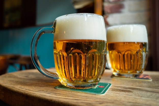 https://www.themanual.com/wp-content/uploads/sites/9/2020/03/beer-head-mug-glass.jpg?resize=625%2C417&p=1