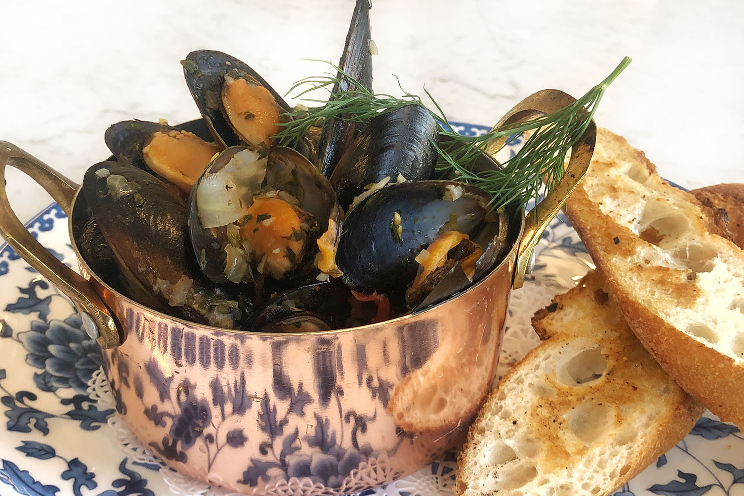 https://www.themanual.com/wp-content/uploads/sites/9/2020/04/simple-rose-mussels.jpg?fit=800%2C533&p=1