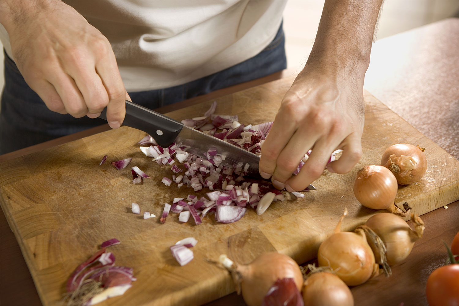 https://www.themanual.com/wp-content/uploads/sites/9/2020/07/chopping-onions-1.jpg?fit=800%2C533&p=1