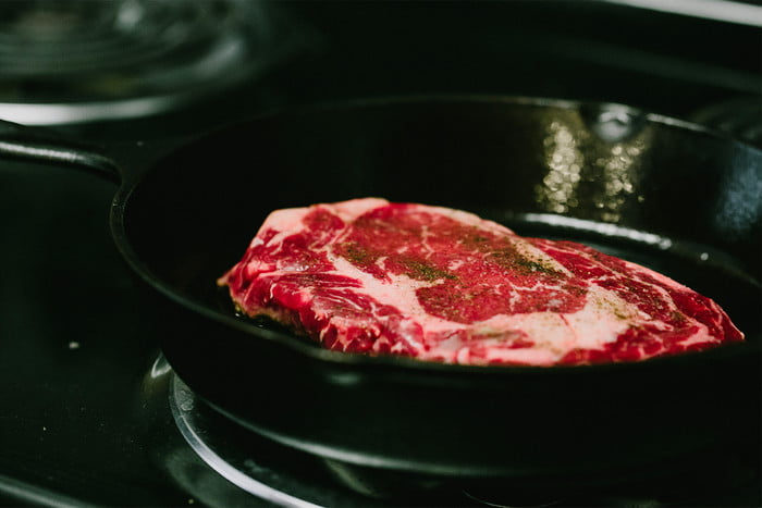 https://www.themanual.com/wp-content/uploads/sites/9/2021/01/ribeye-steak-cast-iron-amy-ellis-photography.jpg?fit=700%2C467&p=1