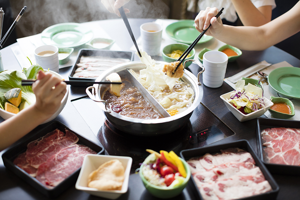 https://www.themanual.com/wp-content/uploads/sites/9/2021/02/0-chinese-hot-pot.jpg?fit=800%2C533&p=1