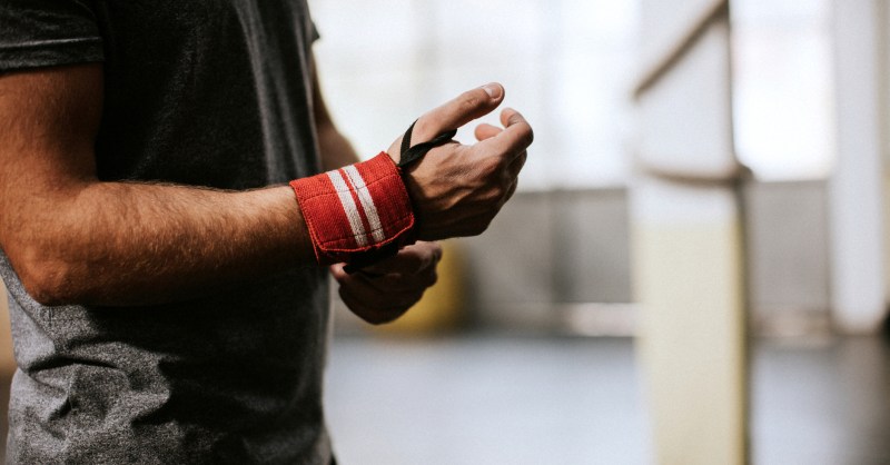 10 Best Wrist Wraps for Lifting Effectively & Safely