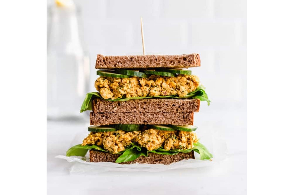 https://www.themanual.com/wp-content/uploads/sites/9/2021/04/smashed-chickpea-salad-sandwich-2.jpg?fit=800%2C800&p=1