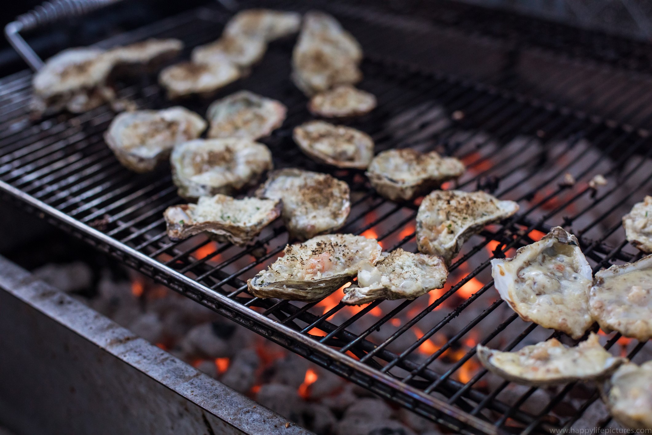 3 Delicious Ways To Cook Oysters At Home The Manual   Oyster On Grill 