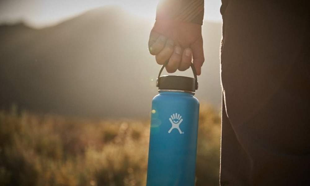 A person holding a Hydro Flask.