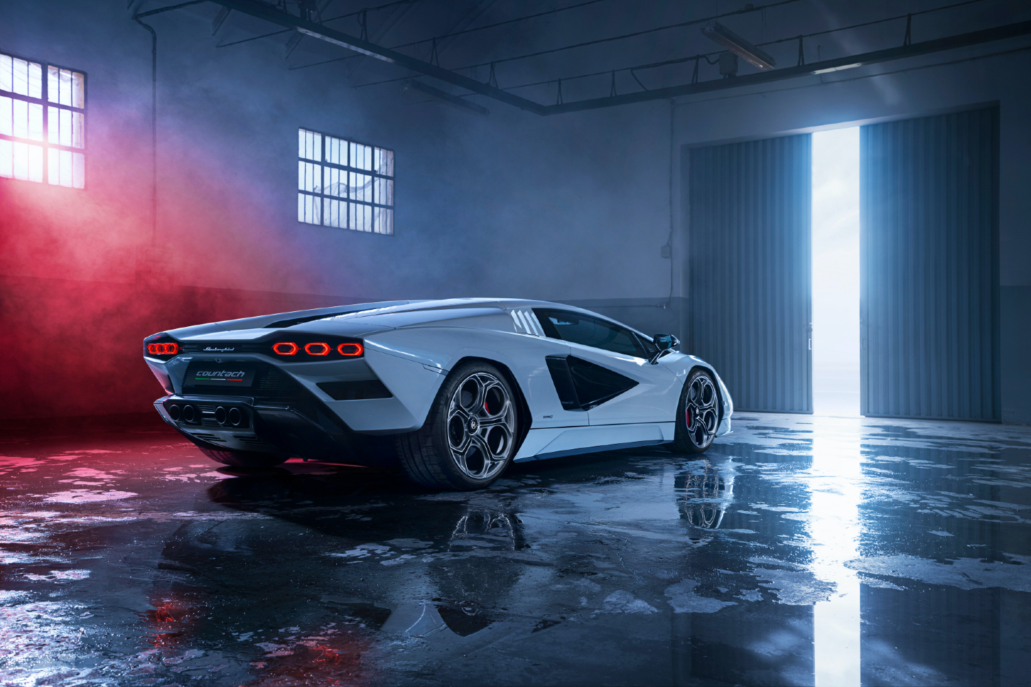 Lamborghini Countach Electrified là lựa chọn đầy phấn khích cho những người muốn khám phá sức mạnh của ô tô điện. Hình ảnh về chiếc xe này sẽ khiến bạn vô cùng tò mò và muốn tìm hiểu thêm về công nghệ sạc nhanh, khả năng đi xa và thiết kế tinh tế của nó.