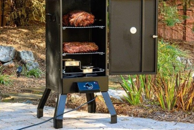 https://www.themanual.com/wp-content/uploads/sites/9/2021/08/masterbuilt-analog-electric-smoker-on-patio.jpeg?resize=625%2C417&p=1