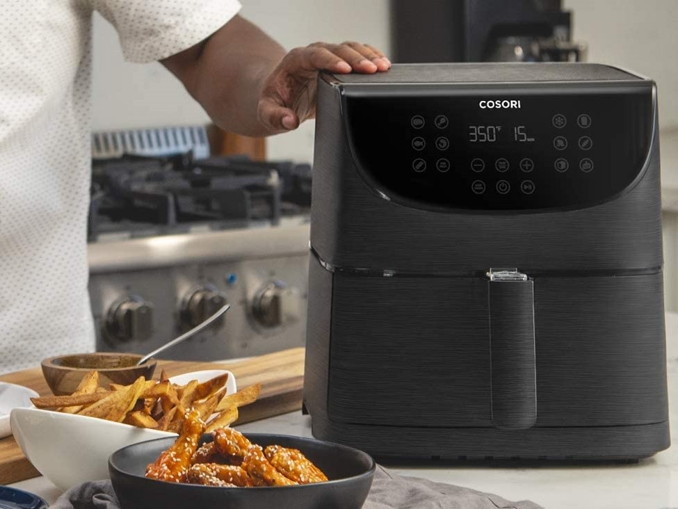 https://www.themanual.com/wp-content/uploads/sites/9/2021/09/cosori-air-fryer-max-xl-on-counter-with-chef.jpg?p=1