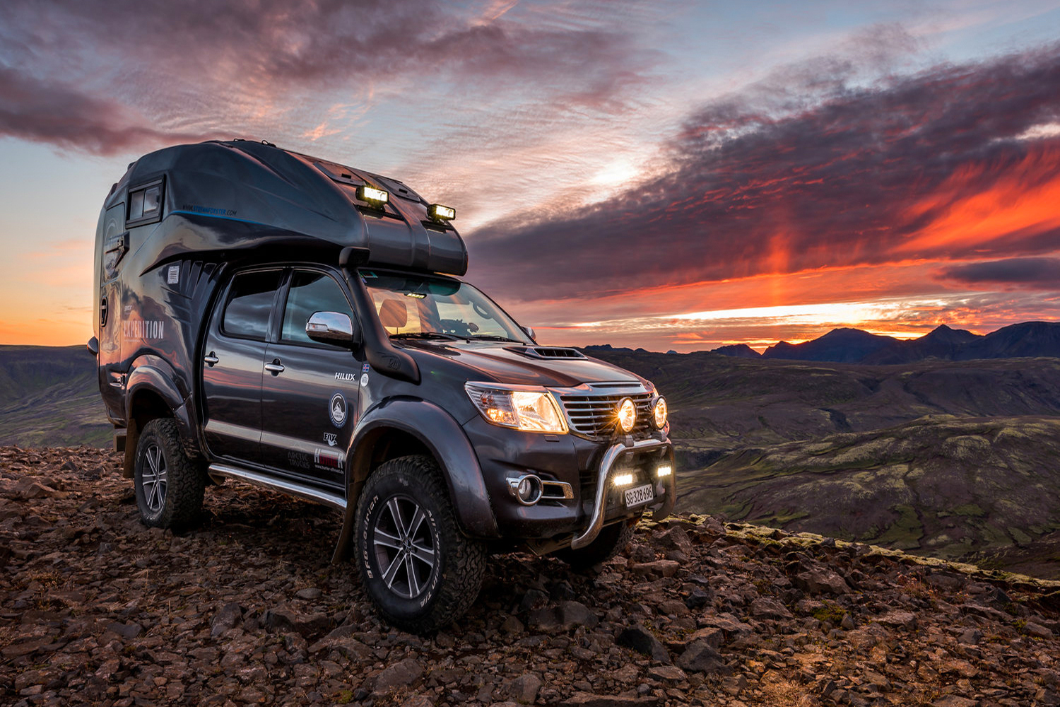 A Toyota Hilux Expedition Ulfur parked during a sunset.