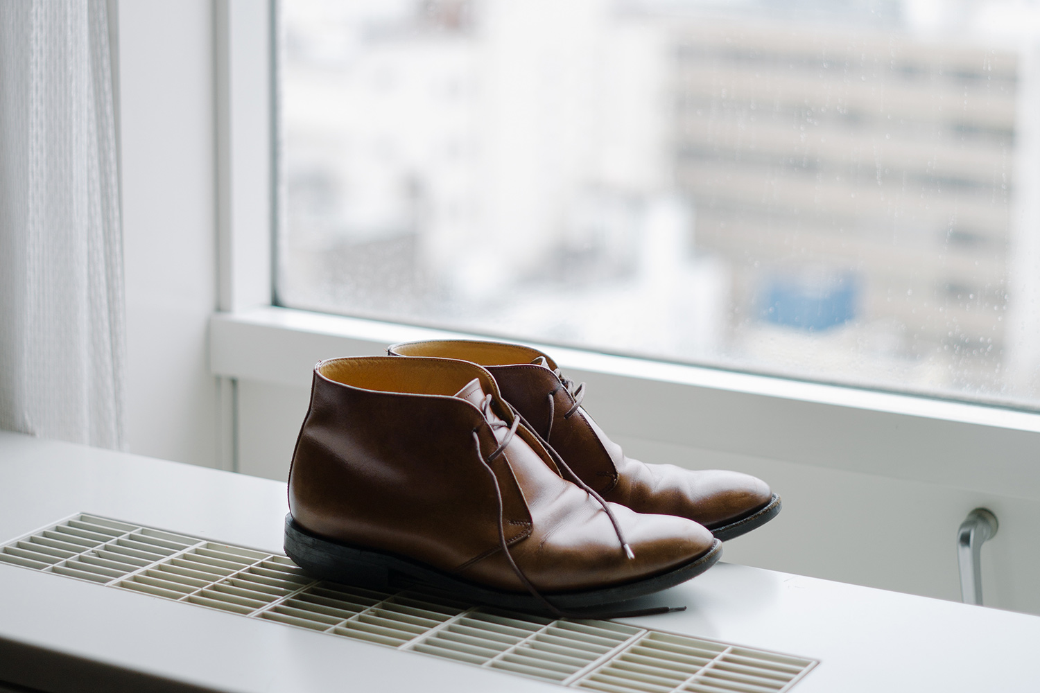 tying chukka boots