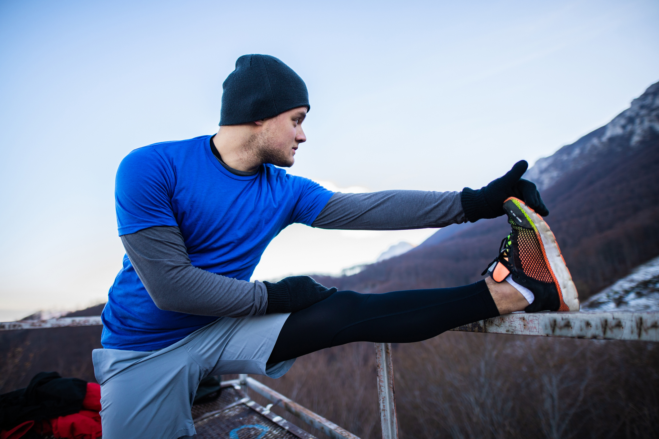 how-to-avoid-muscle-cramps-while-hiking-in-cold-weather-the-manual