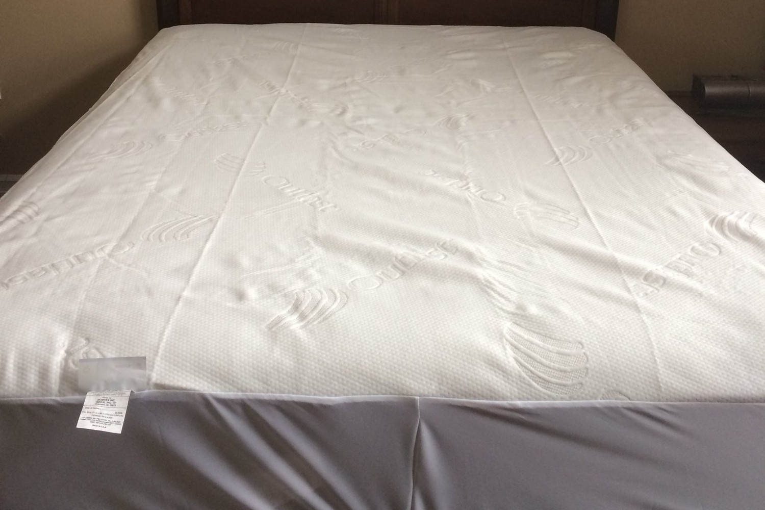https://www.themanual.com/wp-content/uploads/sites/9/2021/11/mattress-protector-on-a-bed.jpg?fit=1500%2C1000&p=1