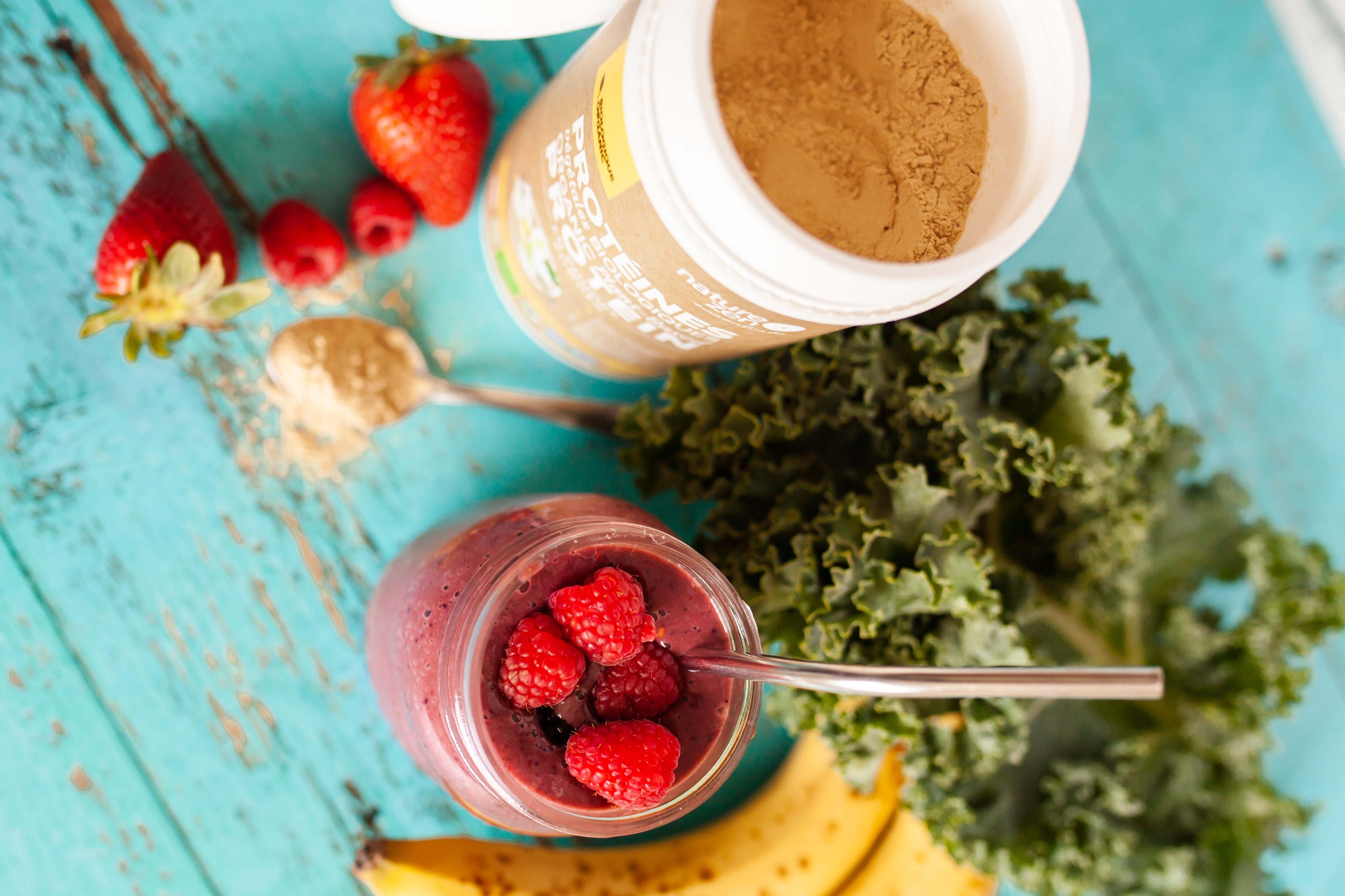 Hemp protein powder smoothie and its ingredients.