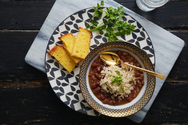 https://www.themanual.com/wp-content/uploads/sites/9/2021/11/vegan-red-beans-rice.jpg?resize=625%2C417&p=1