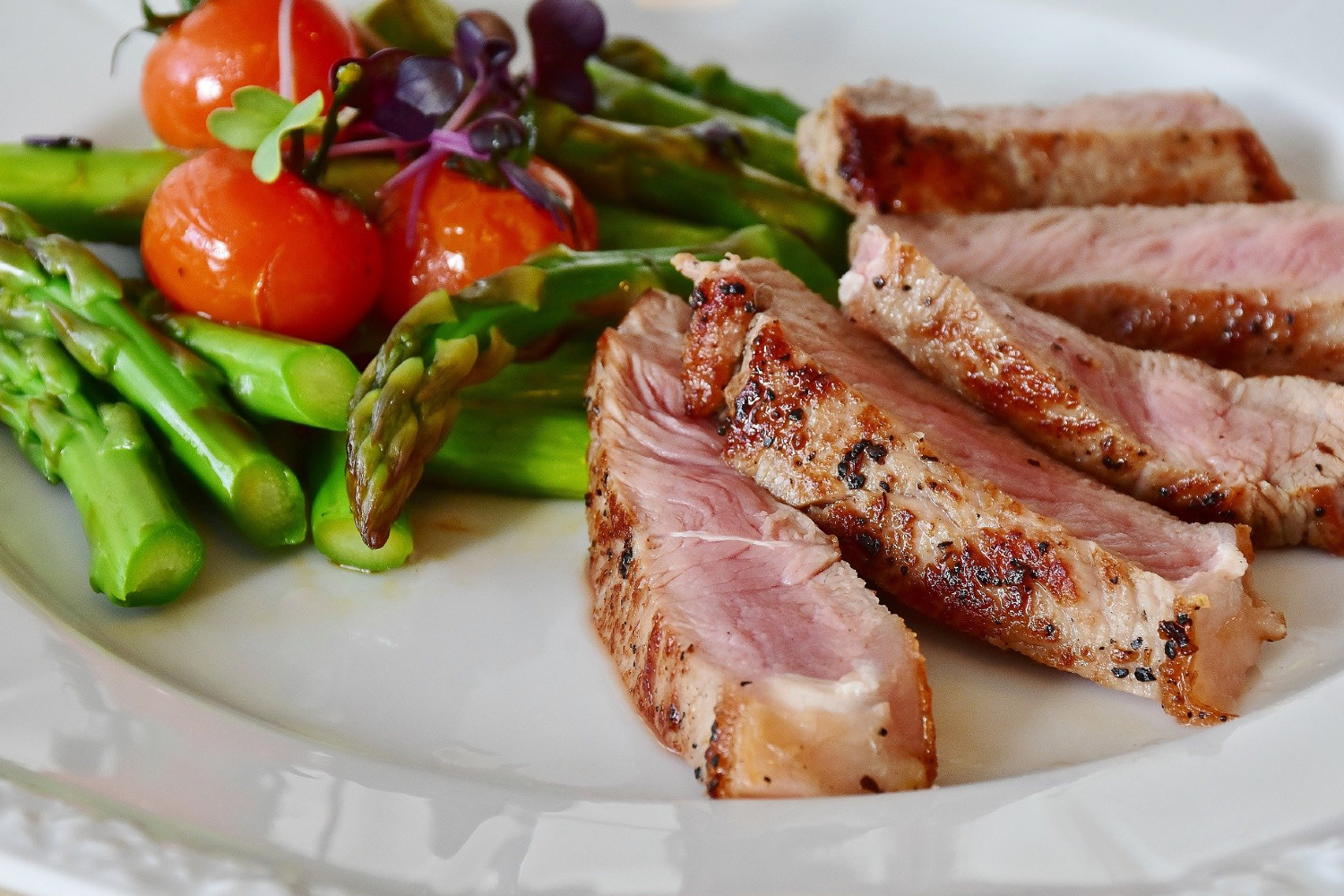 A plate of meat and vegetables.