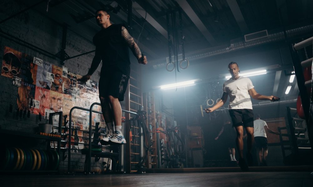 men doing plyometric exercises.