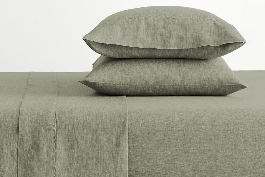 https://www.themanual.com/wp-content/uploads/sites/9/2021/12/pottery-barn-belgian-flax-linen-sheet-set.jpg?fit=800%2C800&p=1