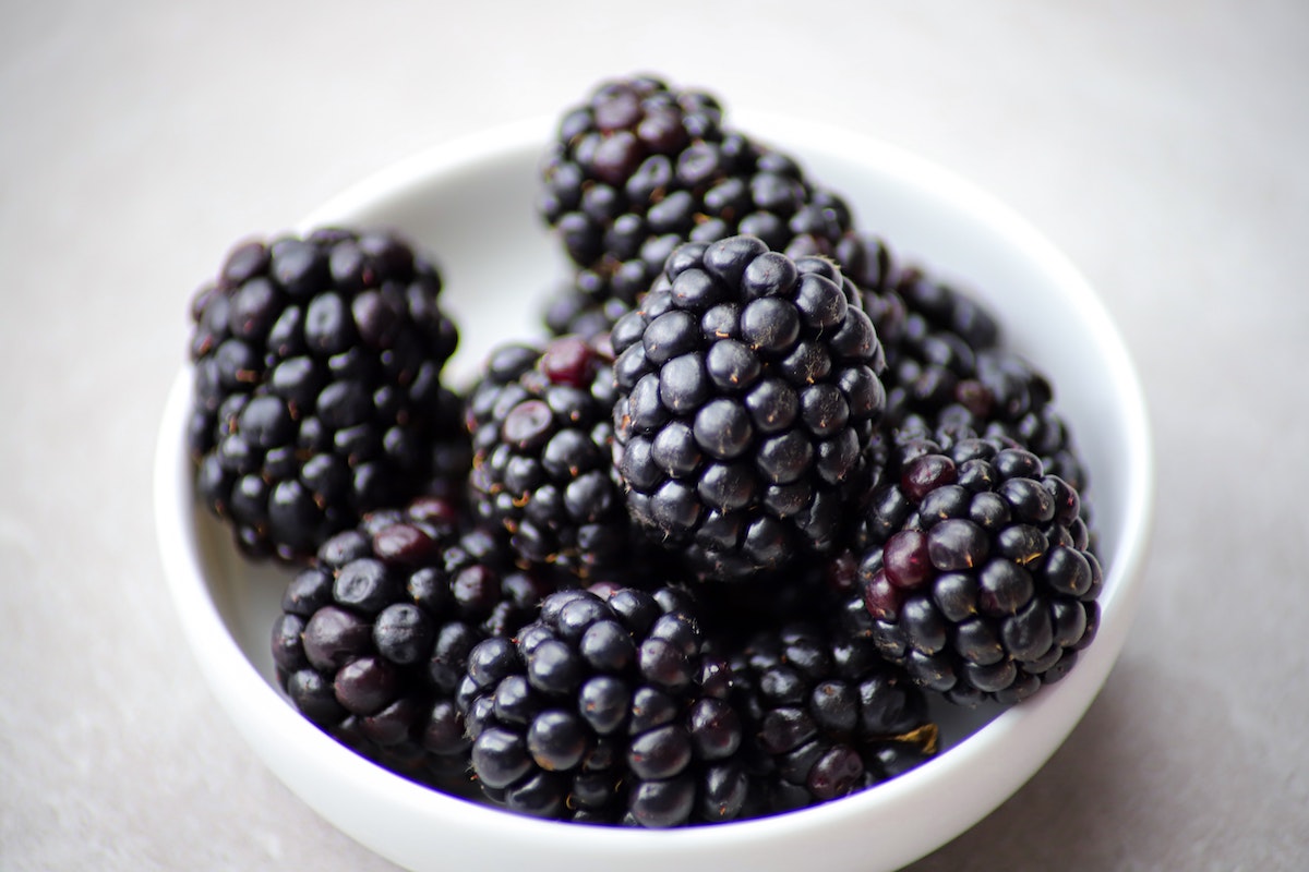 Blackberries in a bowl