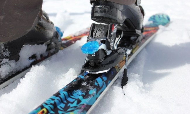 Ski boot clipping into binding from behind