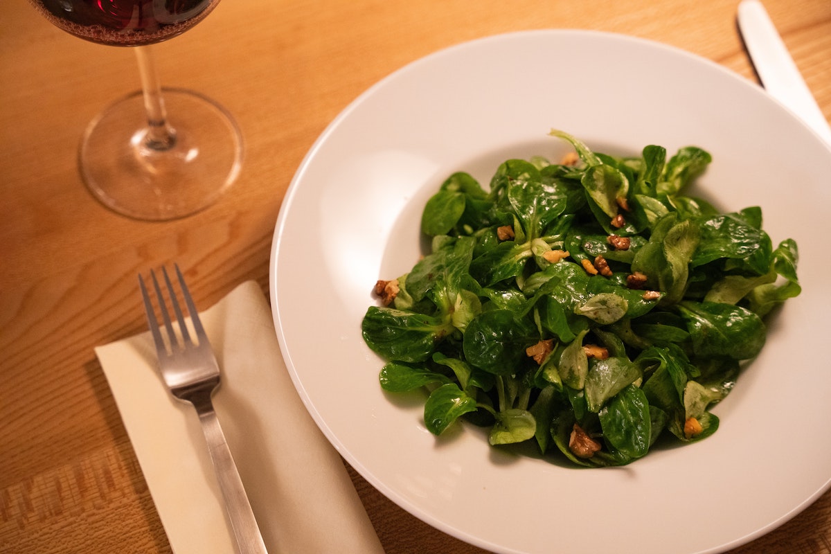 Spinach salad with nuts