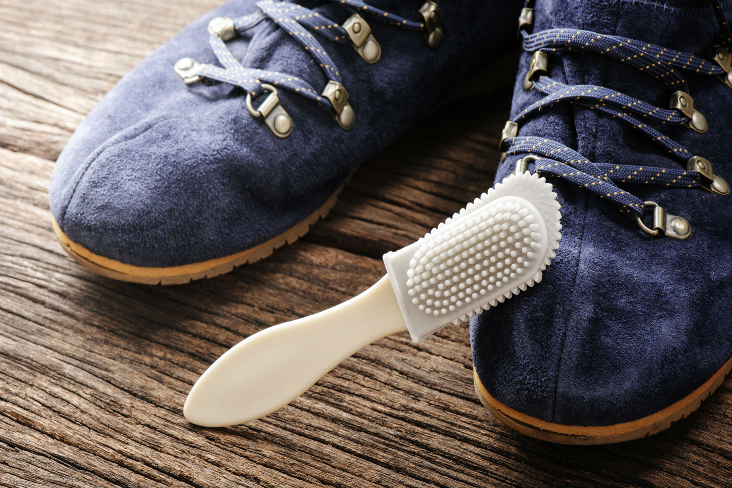Как убрать грязь с обуви
