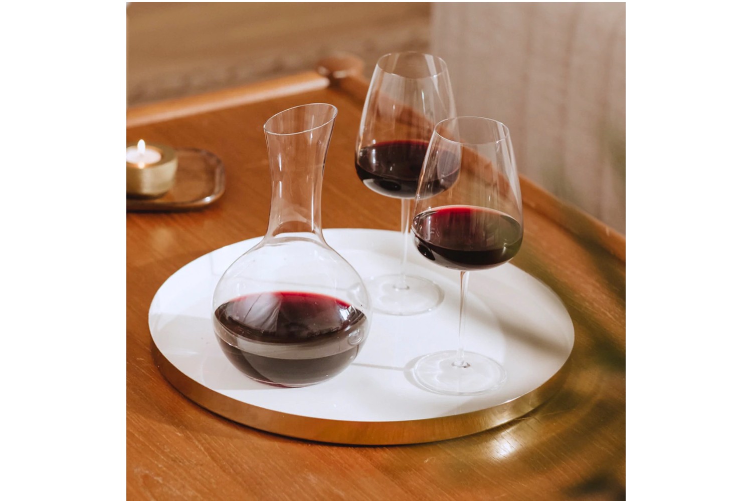 https://www.themanual.com/wp-content/uploads/sites/9/2022/03/wine-glasses-and-decanter.jpg?fit=800%2C800&p=1