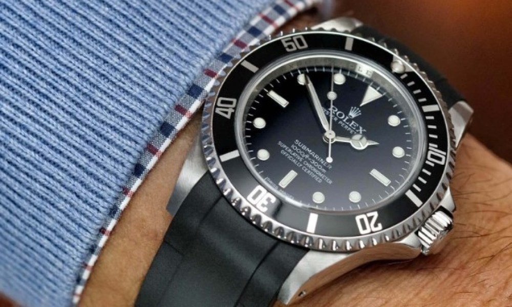 Arm with Rolex Submariner on it