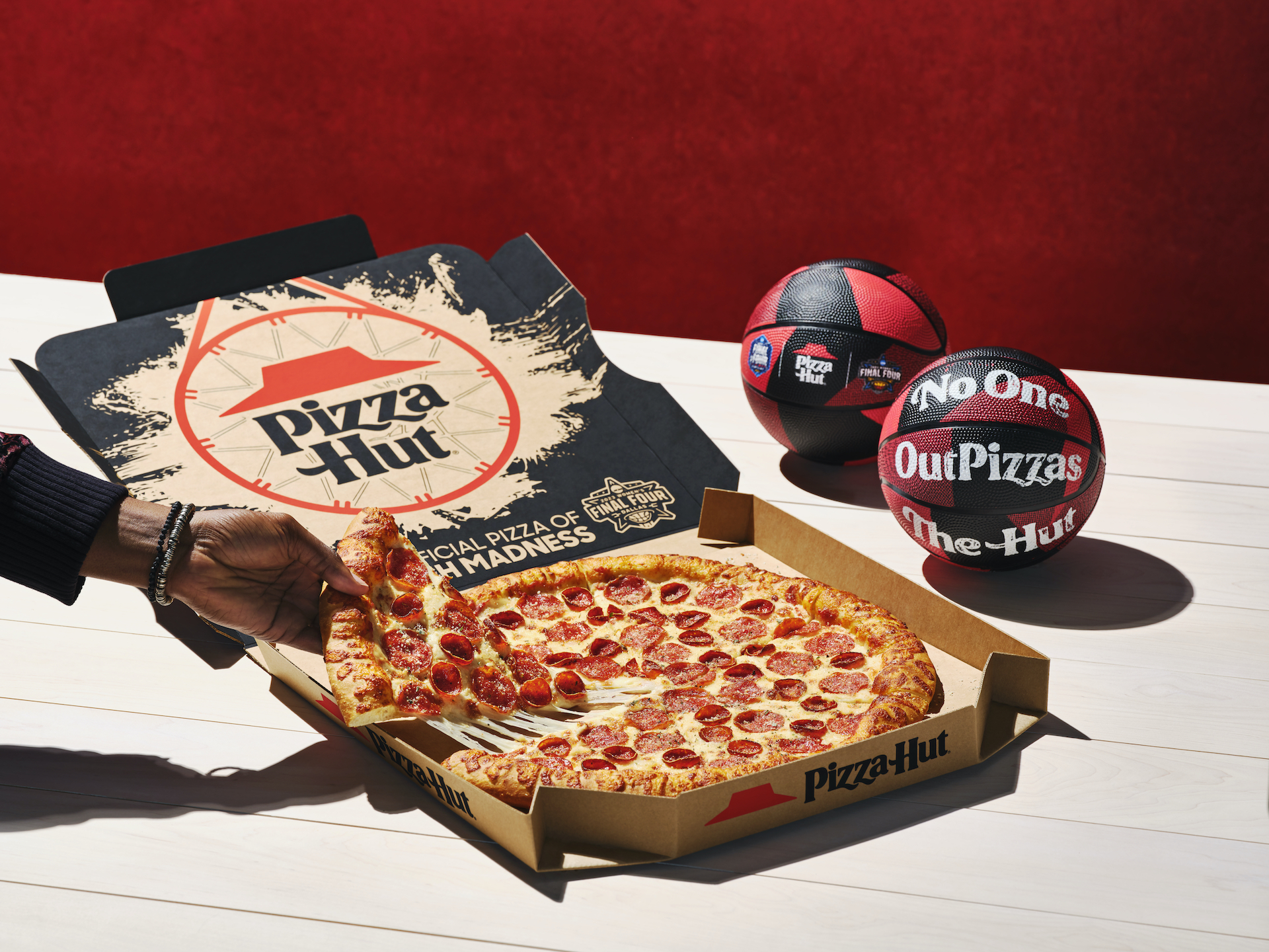 Pizza Hut Mini Basketballs Big New Yorker Pizza ?fit=800%2C599&p=1