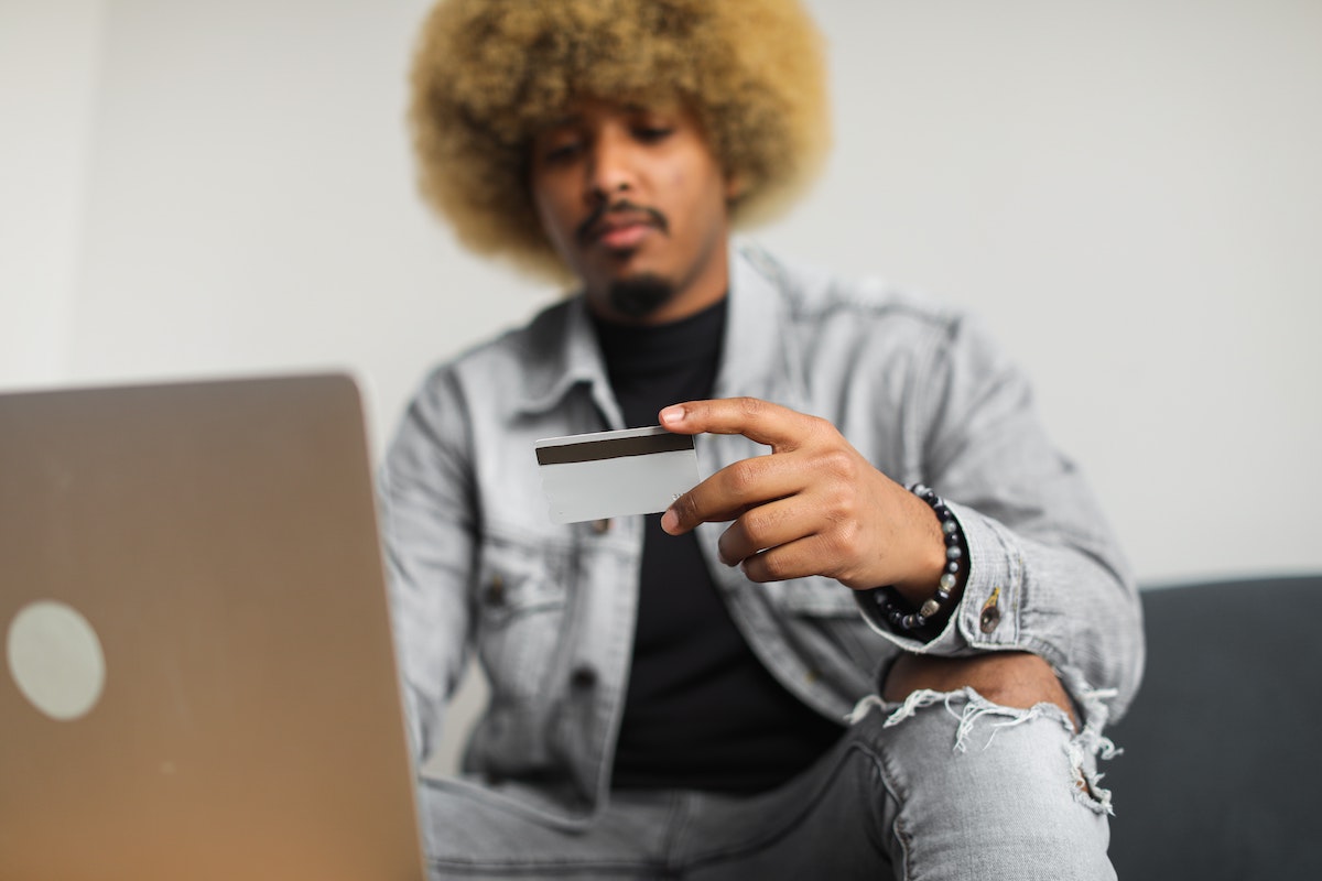 Person using a credit card to online shop