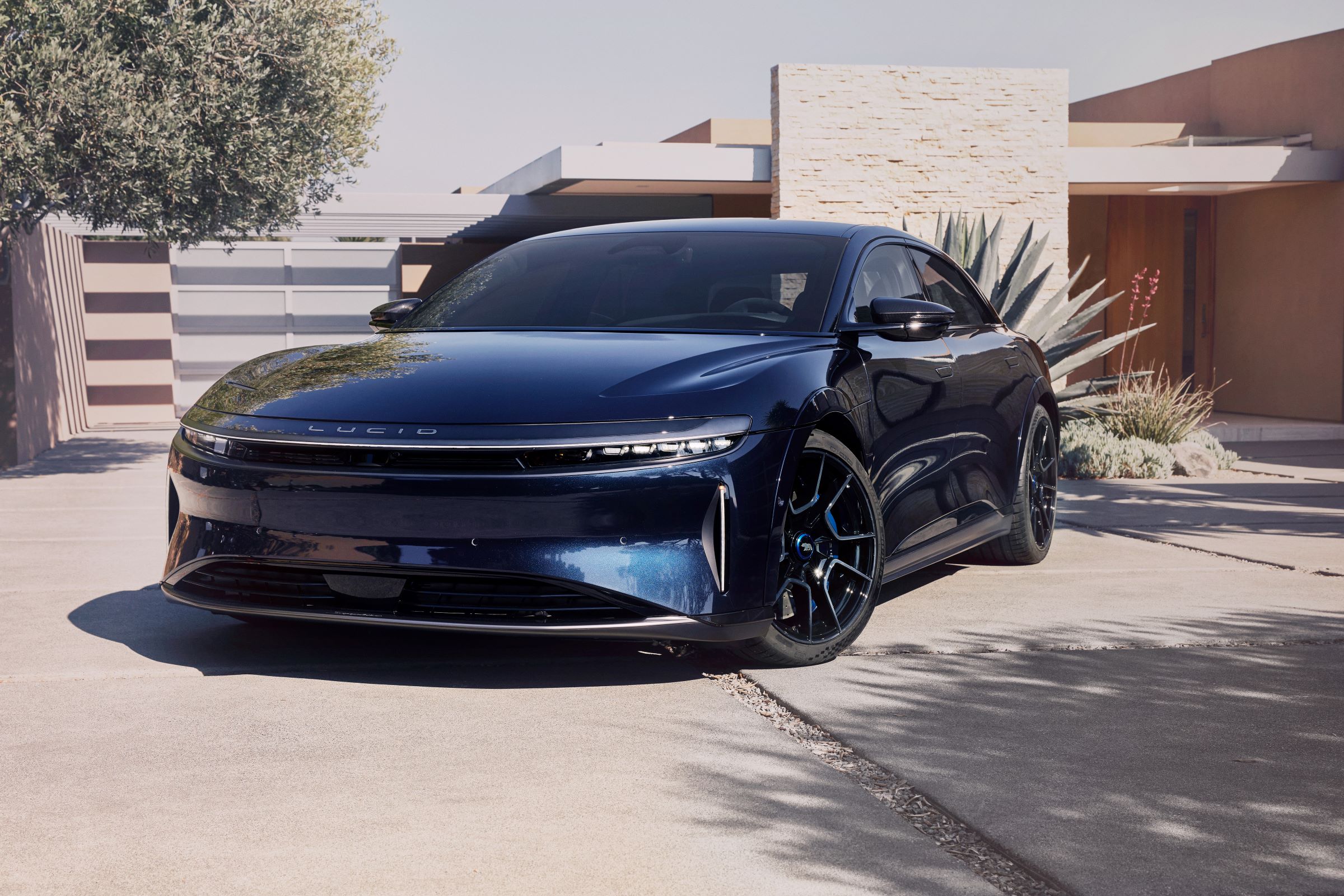 2024 Lucid Air Sapphire estacionado frente a una casa. 