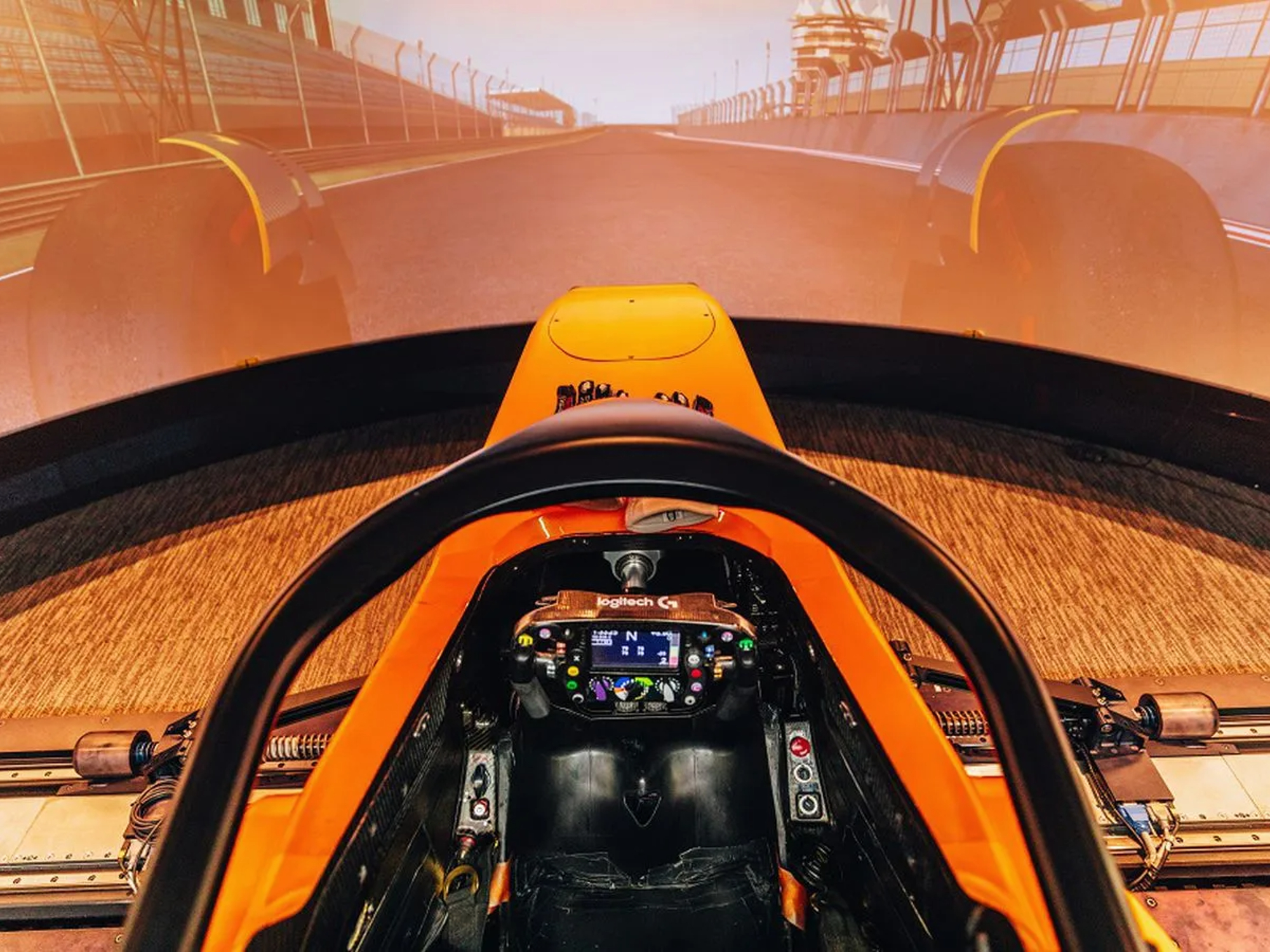 Vista del piloto del simulador de carreras de McLaren F1 desde el interior del simulador