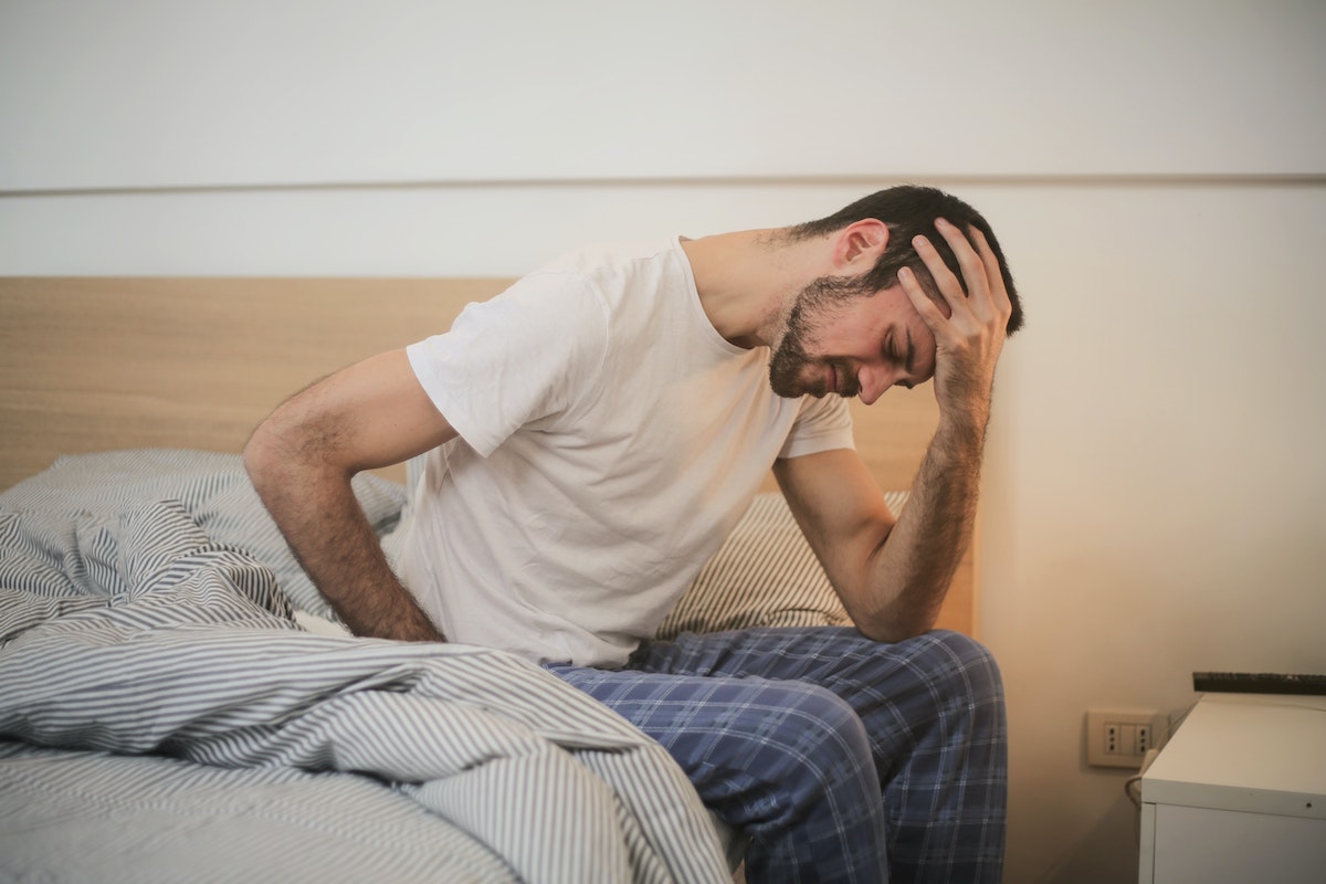 un homme au lit qui a l'air malade