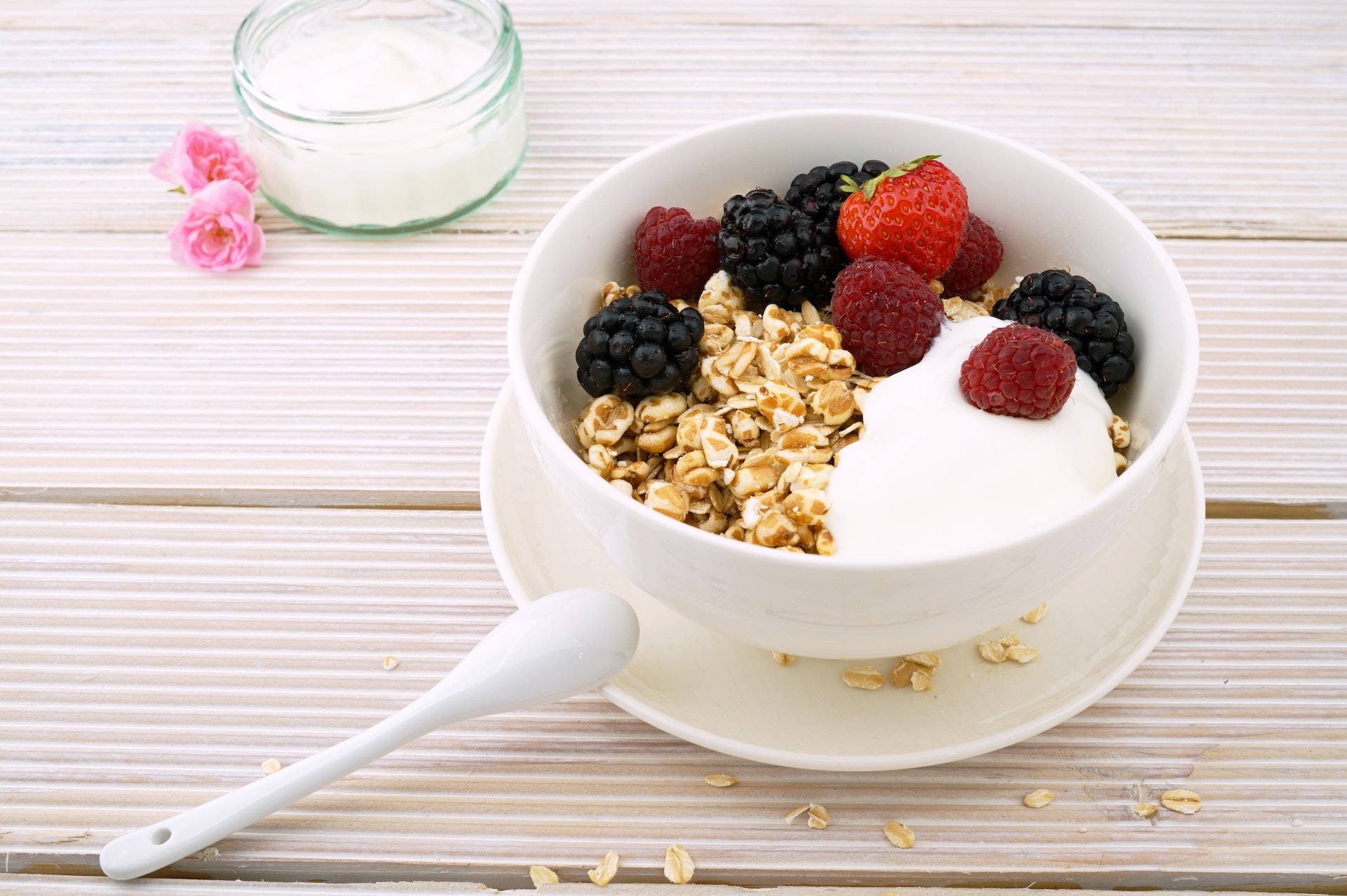 Yogurt with berries and granola