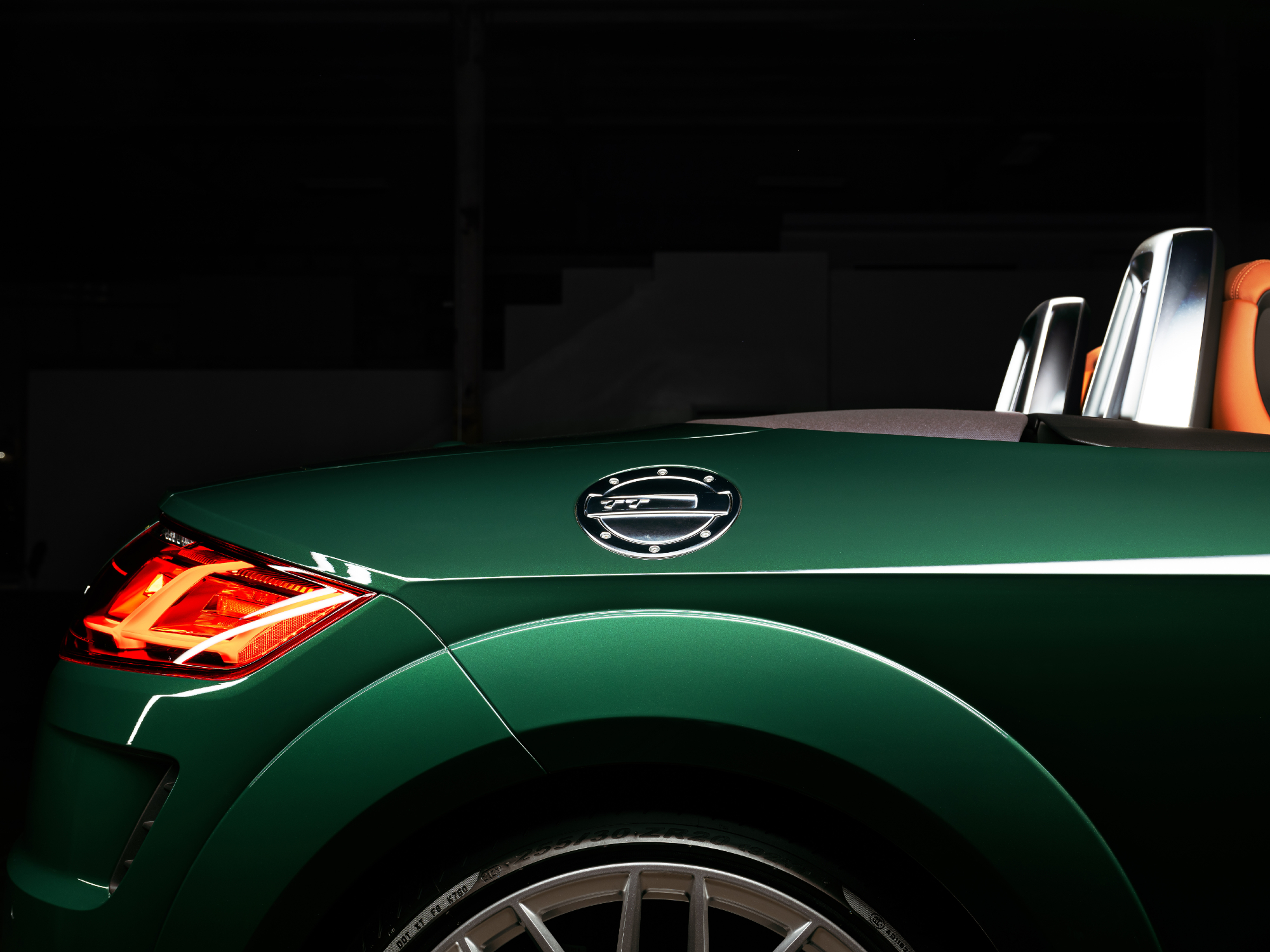 https://www.themanual.com/wp-content/uploads/sites/9/2023/11/2023-Audi-TT-Roadster-Final-Edition-view-across-the-right-rear-quarter-panel-of-the-green-car-in-an-empty-warehouse.jpg?fit=2000%2C1500&p=1