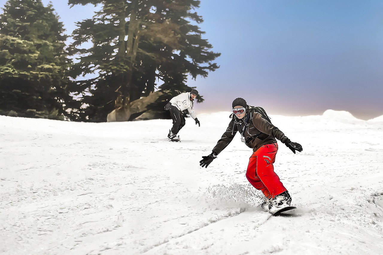 Snowboarding mittens with clearance fingers