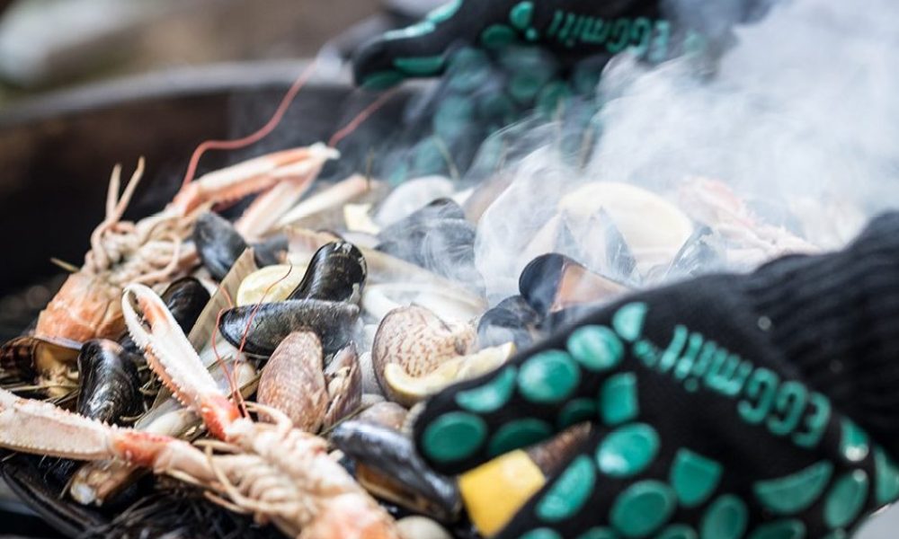 Big Green EGGmit BBQ gloves used to cook shellfish.