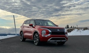 Mitsubishi Outlander in snowy conditions